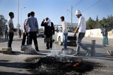 March 19 in Gafsa: Roadblock and sit-in by the unemployed. Young job seekers blocked the road from Gafsa to Gabès using rocks, wooden planks, and burning tires. The job seekers are demanding their right to work at the local phosphate company (CPG) or the chemical group (GCT), the region’s main employers.