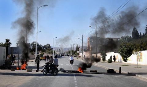 March 19 in Gafsa: Roadblock and sit-in by the unemployed. Young job seekers blocked the road from Gafsa to Gabès using rocks, wooden planks, and burning tires. The job seekers are demanding their right to work at the local phosphate company (CPG) or the chemical group (GCT), the region’s main employers.