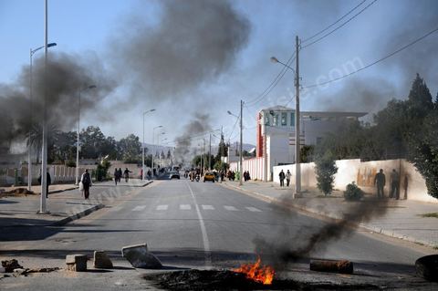 March 19 in Gafsa: Roadblock and sit-in by the unemployed. Young job seekers blocked the road from Gafsa to Gabès using rocks, wooden planks, and burning tires. The job seekers are demanding their right to work at the local phosphate company (CPG) or the chemical group (GCT), the region’s main employers.
