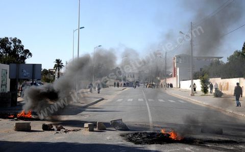 March 19 in Gafsa: Roadblock and sit-in by the unemployed. Young job seekers blocked the road from Gafsa to Gabès using rocks, wooden planks, and burning tires. The job seekers are demanding their right to work at the local phosphate company (CPG) or the chemical group (GCT), the region’s main employers.