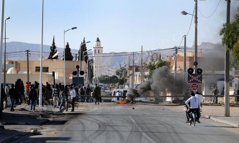 March 19 in Gafsa: Roadblock and sit-in by the unemployed. Young job seekers blocked the road from Gafsa to Gabès using rocks, wooden planks, and burning tires. The job seekers are demanding their right to work at the local phosphate company (CPG) or the chemical group (GCT), the region’s main employers.