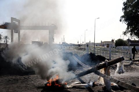 March 19 in Gafsa: Roadblock and sit-in by the unemployed. Young job seekers blocked the road from Gafsa to Gabès using rocks, wooden planks, and burning tires. The job seekers are demanding their right to work at the local phosphate company (CPG) or the chemical group (GCT), the region’s main employers.