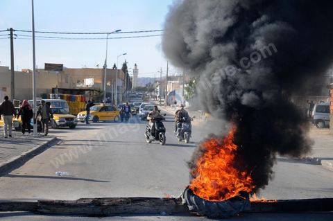 March 19 in Gafsa: Roadblock and sit-in by the unemployed. Young job seekers blocked the road from Gafsa to Gabès using rocks, wooden planks, and burning tires. The job seekers are demanding their right to work at the local phosphate company (CPG) or the chemical group (GCT), the region’s main employers.