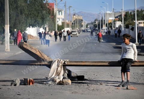 March 19 in Gafsa: Roadblock and sit-in by the unemployed. Young job seekers blocked the road from Gafsa to Gabès using rocks, wooden planks, and burning tires. The job seekers are demanding their right to work at the local phosphate company (CPG) or the chemical group (GCT), the region’s main employers.