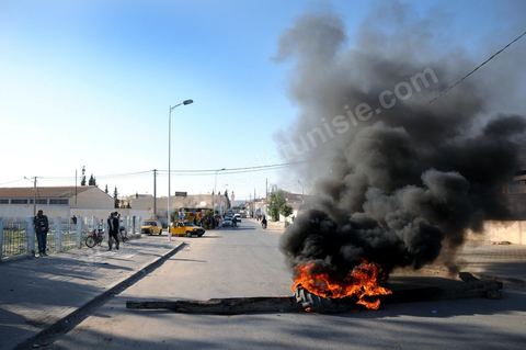 March 19 in Gafsa: Roadblock and sit-in by the unemployed. Young job seekers blocked the road from Gafsa to Gabès using rocks, wooden planks, and burning tires. The job seekers are demanding their right to work at the local phosphate company (CPG) or the chemical group (GCT), the region’s main employers.