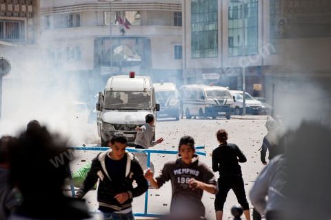 9 avril : à l'avenue Habib Bourguiba et dans les ruelles adjacentes affrontements entre la police et les manifestants deisrant commémoré sur l'avenue les martyrs et soutenir les diplomés chomeurs venus de l'intérieur du Pays. La police empéchera tout regroupement toute la jouréne sur l'avnue déclenchant des affrontements lacrymos et jets de pierre et de nombresues arrestations. 