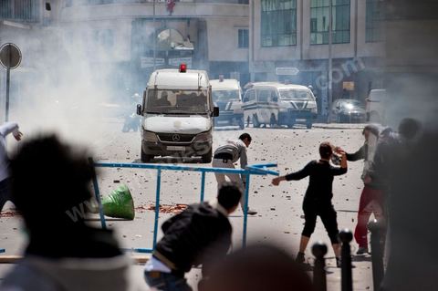 9 avril : à l'avenue Habib Bourguiba et dans les ruelles adjacentes affrontements entre la police et les manifestants deisrant commémoré sur l'avenue les martyrs et soutenir les diplomés chomeurs venus de l'intérieur du Pays. La police empéchera tout regroupement toute la jouréne sur l'avnue déclenchant des affrontements lacrymos et jets de pierre et de nombresues arrestations. 