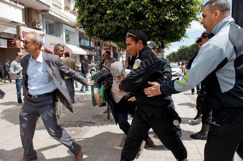 9 avril : à l'avenue Habib Bourguiba et dans les ruelles adjacentes affrontements entre la police et les manifestants deisrant commémoré sur l'avenue les martyrs et soutenir les diplomés chomeurs venus de l'intérieur du Pays. La police empéchera tout regroupement toute la jouréne sur l'avnue déclenchant des affrontements lacrymos et jets de pierre et de nombresues arrestations. 