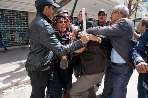 9 avril : à l'avenue Habib Bourguiba et dans les ruelles adjacentes affrontements entre la police et les manifestants deisrant commémoré sur l'avenue les martyrs et soutenir les diplomés chomeurs venus de l'intérieur du Pays. La police empéchera tout regroupement toute la jouréne sur l'avnue déclenchant des affrontements lacrymos et jets de pierre et de nombresues arrestations. 