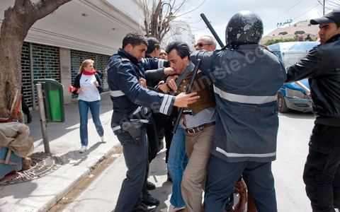 9 avril : Arrestation forcée de Jaouhar Ben Mbarek, leader du parti Doustourna, blessé puis arrêté sur l'avenue Habib Bourguiba et dans les ruelles adjacentes affrontements entre la police et les manifestants deisrant commémoré sur l'avenue les martyrs et soutenir les diplomés chomeurs venus de l'intérieur du Pays. La police empéchera tout regroupement toute la jouréne sur l'avnue déclenchant des affrontements lacrymos et jets de pierre et de nombresues arrestations. 