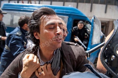 9 avril : Arrestation forcée de Jaouhar Ben Mbarek, leader du parti Doustourna, blessé puis arrêté sur l'avenue Habib Bourguiba et dans les ruelles adjacentes affrontements entre la police et les manifestants deisrant commémoré sur l'avenue les martyrs et soutenir les diplomés chomeurs venus de l'intérieur du Pays. La police empéchera tout regroupement toute la jouréne sur l'avnue déclenchant des affrontements lacrymos et jets de pierre et de nombresues arrestations. 