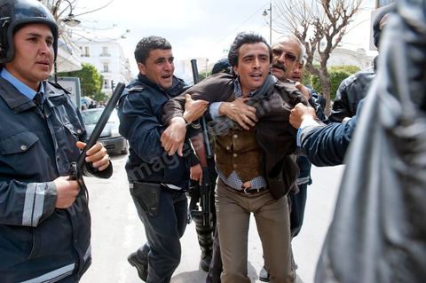 9 avril : Arrestation forcée de Jaouhar Ben Mbarek, leader du parti Doustourna, blessé puis arrêté sur l'avenue Habib Bourguiba et dans les ruelles adjacentes affrontements entre la police et les manifestants deisrant commémoré sur l'avenue les martyrs et soutenir les diplomés chomeurs venus de l'intérieur du Pays. La police empéchera tout regroupement toute la jouréne sur l'avnue déclenchant des affrontements lacrymos et jets de pierre et de nombresues arrestations. 