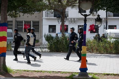 9 avril : à l'avenue Habib Bourguiba et dans les ruelles adjacentes affrontements entre la police et les manifestants deisrant commémoré sur l'avenue les martyrs et soutenir les diplomés chomeurs venus de l'intérieur du Pays. La police empéchera tout regroupement toute la jouréne sur l'avnue déclenchant des affrontements lacrymos et jets de pierre et de nombresues arrestations. 
