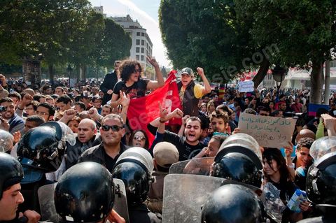 10 avril : au lendemain des événements et des agressions démesurées de la police envers les manifestants venus fêter la fête des martyrs sur l'avenue H. Bourguiba, un petit groupe de manifestants s'est rassemblé à l'appel des députés de l'oppostion de l'ANC sur le haut de l'avenue Habib Bourguiba. La police marquera une présence nombreuse bloquant l'évolution des quelques 300 manifestants pacifiques désireux se rendre au Ministère de l'Intérieur. Le face face fut tendu mais pacifique. Pendant ce temps une réunion au Ministère de l'Intérieur se tenait avec les députés de l'opposition venus demander des explications et des sanctions pour les actes survenus la veille de la part de la police et d'une éventuelle milice nadhaouiste.