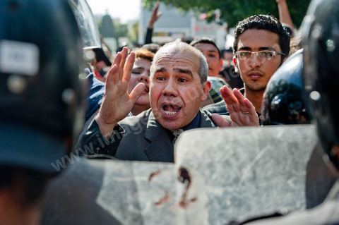 10 avril : au lendemain des événements et des agressions démesurées de la police envers les manifestants venus fêter la fête des martyrs sur l'avenue H. Bourguiba, un petit groupe de manifestants s'est rassemblé à l'appel des députés de l'oppostion de l'ANC sur le haut de l'avenue Habib Bourguiba. La police marquera une présence nombreuse bloquant l'évolution des quelques 300 manifestants pacifiques désireux se rendre au Ministère de l'Intérieur. Le face face fut tendu mais pacifique. Pendant ce temps une réunion au Ministère de l'Intérieur se tenait avec les députés de l'opposition venus demander des explications et des sanctions pour les actes survenus la veille de la part de la police et d'une éventuelle milice nadhaouiste.