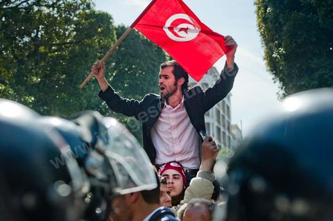10 avril : au lendemain des événements et des agressions démesurées de la police envers les manifestants venus fêter la fête des martyrs sur l'avenue H. Bourguiba, un petit groupe de manifestants s'est rassemblé à l'appel des députés de l'oppostion de l'ANC sur le haut de l'avenue Habib Bourguiba. La police marquera une présence nombreuse bloquant l'évolution des quelques 300 manifestants pacifiques désireux se rendre au Ministère de l'Intérieur. Le face face fut tendu mais pacifique. Pendant ce temps une réunion au Ministère de l'Intérieur se tenait avec les députés de l'opposition venus demander des explications et des sanctions pour les actes survenus la veille de la part de la police et d'une éventuelle milice nadhaouiste.