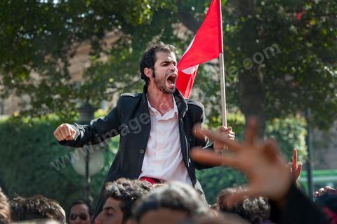 10 avril : au lendemain des événements et des agressions démesurées de la police envers les manifestants venus fêter la fête des martyrs sur l'avenue H. Bourguiba, un petit groupe de manifestants s'est rassemblé à l'appel des députés de l'oppostion de l'ANC sur le haut de l'avenue Habib Bourguiba. La police marquera une présence nombreuse bloquant l'évolution des quelques 300 manifestants pacifiques désireux se rendre au Ministère de l'Intérieur. Le face face fut tendu mais pacifique. Pendant ce temps une réunion au Ministère de l'Intérieur se tenait avec les députés de l'opposition venus demander des explications et des sanctions pour les actes survenus la veille de la part de la police et d'une éventuelle milice nadhaouiste.