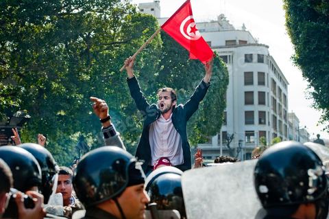 10 avril : au lendemain des événements et des agressions démesurées de la police envers les manifestants venus fêter la fête des martyrs sur l'avenue H. Bourguiba, un petit groupe de manifestants s'est rassemblé à l'appel des députés de l'oppostion de l'ANC sur le haut de l'avenue Habib Bourguiba. La police marquera une présence nombreuse bloquant l'évolution des quelques 300 manifestants pacifiques désireux se rendre au Ministère de l'Intérieur. Le face face fut tendu mais pacifique. Pendant ce temps une réunion au Ministère de l'Intérieur se tenait avec les députés de l'opposition venus demander des explications et des sanctions pour les actes survenus la veille de la part de la police et d'une éventuelle milice nadhaouiste.