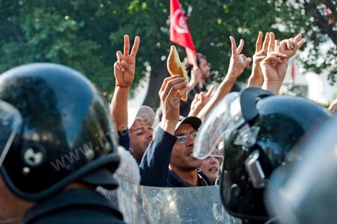 10 avril : au lendemain des événements et des agressions démesurées de la police envers les manifestants venus fêter la fête des martyrs sur l'avenue H. Bourguiba, un petit groupe de manifestants s'est rassemblé à l'appel des députés de l'oppostion de l'ANC sur le haut de l'avenue Habib Bourguiba. La police marquera une présence nombreuse bloquant l'évolution des quelques 300 manifestants pacifiques désireux se rendre au Ministère de l'Intérieur. Le face face fut tendu mais pacifique. Pendant ce temps une réunion au Ministère de l'Intérieur se tenait avec les députés de l'opposition venus demander des explications et des sanctions pour les actes survenus la veille de la part de la police et d'une éventuelle milice nadhaouiste.