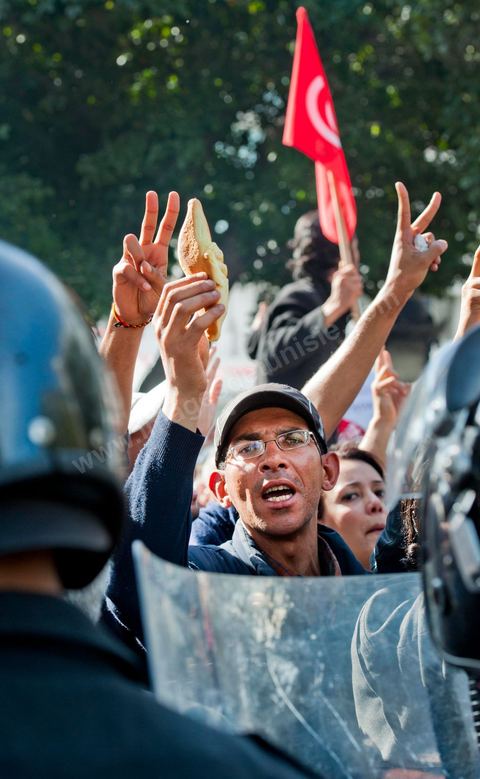 10 avril : au lendemain des événements et des agressions démesurées de la police envers les manifestants venus fêter la fête des martyrs sur l'avenue H. Bourguiba, un petit groupe de manifestants s'est rassemblé à l'appel des députés de l'oppostion de l'ANC sur le haut de l'avenue Habib Bourguiba. La police marquera une présence nombreuse bloquant l'évolution des quelques 300 manifestants pacifiques désireux se rendre au Ministère de l'Intérieur. Le face face fut tendu mais pacifique. Pendant ce temps une réunion au Ministère de l'Intérieur se tenait avec les députés de l'opposition venus demander des explications et des sanctions pour les actes survenus la veille de la part de la police et d'une éventuelle milice nadhaouiste.