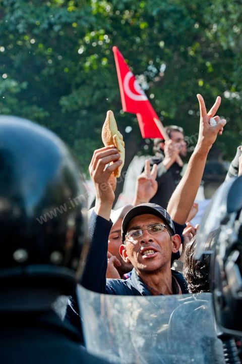 10 avril : au lendemain des événements et des agressions démesurées de la police envers les manifestants venus fêter la fête des martyrs sur l'avenue H. Bourguiba, un petit groupe de manifestants s'est rassemblé à l'appel des députés de l'oppostion de l'ANC sur le haut de l'avenue Habib Bourguiba. La police marquera une présence nombreuse bloquant l'évolution des quelques 300 manifestants pacifiques désireux se rendre au Ministère de l'Intérieur. Le face face fut tendu mais pacifique. Pendant ce temps une réunion au Ministère de l'Intérieur se tenait avec les députés de l'opposition venus demander des explications et des sanctions pour les actes survenus la veille de la part de la police et d'une éventuelle milice nadhaouiste.