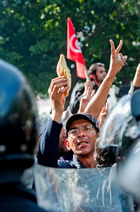 10 avril : au lendemain des événements et des agressions démesurées de la police envers les manifestants venus fêter la fête des martyrs sur l'avenue H. Bourguiba, un petit groupe de manifestants s'est rassemblé à l'appel des députés de l'oppostion de l'ANC sur le haut de l'avenue Habib Bourguiba. La police marquera une présence nombreuse bloquant l'évolution des quelques 300 manifestants pacifiques désireux se rendre au Ministère de l'Intérieur. Le face face fut tendu mais pacifique. Pendant ce temps une réunion au Ministère de l'Intérieur se tenait avec les députés de l'opposition venus demander des explications et des sanctions pour les actes survenus la veille de la part de la police et d'une éventuelle milice nadhaouiste.