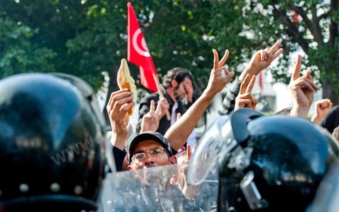 10 avril : au lendemain des événements et des agressions démesurées de la police envers les manifestants venus fêter la fête des martyrs sur l'avenue H. Bourguiba, un petit groupe de manifestants s'est rassemblé à l'appel des députés de l'oppostion de l'ANC sur le haut de l'avenue Habib Bourguiba. La police marquera une présence nombreuse bloquant l'évolution des quelques 300 manifestants pacifiques désireux se rendre au Ministère de l'Intérieur. Le face face fut tendu mais pacifique. Pendant ce temps une réunion au Ministère de l'Intérieur se tenait avec les députés de l'opposition venus demander des explications et des sanctions pour les actes survenus la veille de la part de la police et d'une éventuelle milice nadhaouiste.