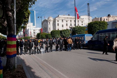 10 avril : au lendemain des événements et des agressions démesurées de la police envers les manifestants venus fêter la fête des martyrs sur l'avenue H. Bourguiba, un petit groupe de manifestants s'est rassemblé à l'appel des députés de l'oppostion de l'ANC sur le haut de l'avenue Habib Bourguiba. La police marquera une présence nombreuse bloquant l'évolution des quelques 300 manifestants pacifiques désireux se rendre au Ministère de l'Intérieur. Le face face fut tendu mais pacifique. Pendant ce temps une réunion au Ministère de l'Intérieur se tenait avec les députés de l'opposition venus demander des explications et des sanctions pour les actes survenus la veille de la part de la police et d'une éventuelle milice nadhaouiste.