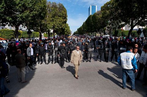 10 avril : au lendemain des événements et des agressions démesurées de la police envers les manifestants venus fêter la fête des martyrs sur l'avenue H. Bourguiba, un petit groupe de manifestants s'est rassemblé à l'appel des députés de l'oppostion de l'ANC sur le haut de l'avenue Habib Bourguiba. La police marquera une présence nombreuse bloquant l'évolution des quelques 300 manifestants pacifiques désireux se rendre au Ministère de l'Intérieur. Le face face fut tendu mais pacifique. Pendant ce temps une réunion au Ministère de l'Intérieur se tenait avec les députés de l'opposition venus demander des explications et des sanctions pour les actes survenus la veille de la part de la police et d'une éventuelle milice nadhaouiste.