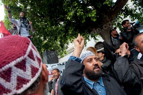 19 avril 2012 devant le tribuanl de première instance de Tunis où se déroule le procés Karoui / Nesma TV les nadhaouistes et salafistes demandent la fermeture de la chaine de télévison privée.