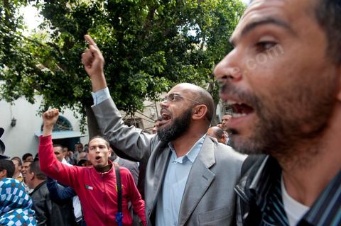 19 avril 2012 devant le tribuanl de première instance de Tunis où se déroule le procés Karoui / Nesma TV les nadhaouistes et salafistes demandent la fermeture de la chaine de télévison privée.