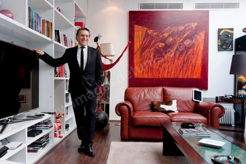 Nabil Karoui PDG de NesmaTV dans le salon de sa maison.