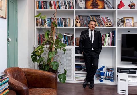 Nabil Karoui PDG de NesmaTV dans le salon de sa maison.