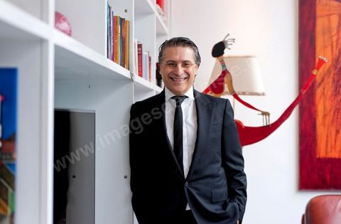 Nabil Karoui PDG de NesmaTV dans le salon de sa maison.