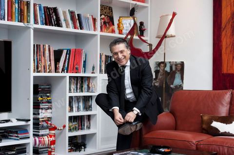 Nabil Karoui PDG de NesmaTV dans le salon de sa maison.