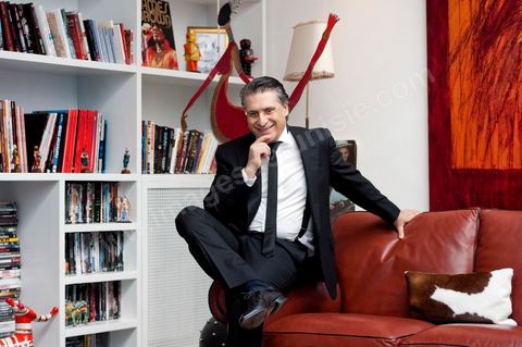 Nabil Karoui PDG de NesmaTV dans le salon de sa maison.