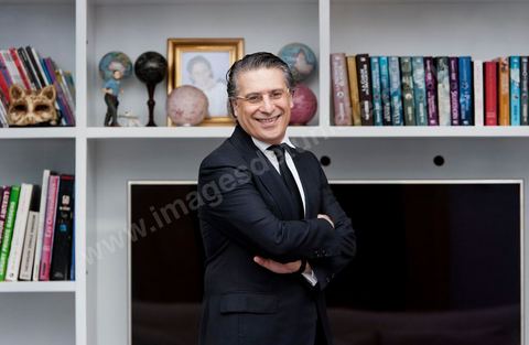 Nabil Karoui PDG de NesmaTV dans le salon de sa maison.