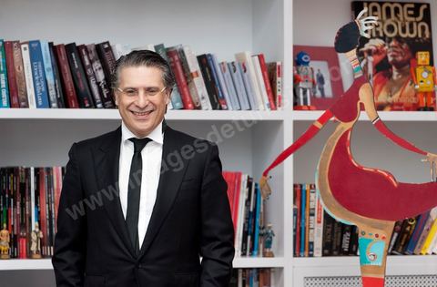 Nabil Karoui PDG de NesmaTV dans le salon de sa maison.