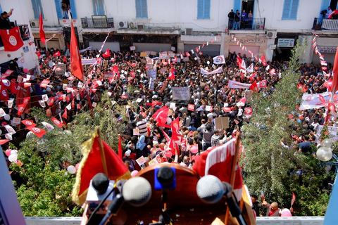 1er mai 2012 sur l'avenue Habib Bourguiba, manifestation des syndicalistes et des travailleurs tunisiens sur l'avenue pour la fête du travail. Place Med Ali pendant le discours du patron de l'UGTT