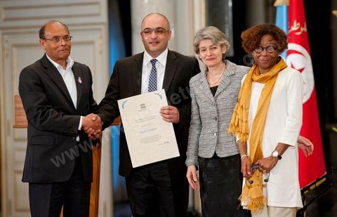 3 mai 2012, palais présidentiel de Carthage, cérémonie offcielle de remise du prix mondial UNESCO/Guillermo Cano de la liberté de la presse 2012 à EYNULLA FATULLAYEV. prix remis par la Directrice générale de l'UNESCO Mme Irina Bokova, en présence de M. Moncef Marzouki président de la Tunisie.