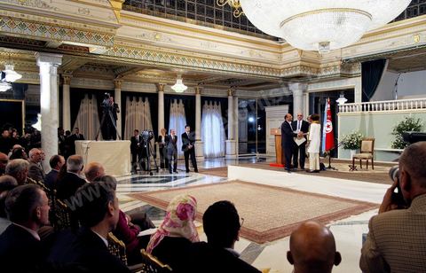 3 mai 2012, palais présidentiel de Carthage, cérémonie offcielle de remise du prix mondial UNESCO/Guillermo Cano de la liberté de la presse 2012 à EYNULLA FATULLAYEV. prix remis par la Directrice générale de l'UNESCO Mme Irina Bokova, en présence de M. Moncef Marzouki président de la Tunisie.