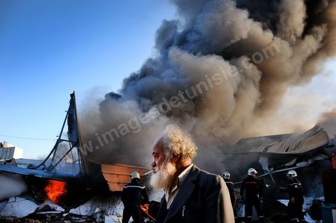 24 mai : un incendie s'est déclaré ce jeudi à 06H20 du matin au marché de Moncef Bey à Tunis, détruisant 352 points de vente sur une superficie de 1.500 mètres carrés dans le pavillon A, située dans la partie arrière du marché. Plusieurs unités sécuritaires ayant été dépêchées sur les lieux de l'incendie, en plus de 15 véhicules de la Protection civile, ce qui a permis de circonscrire l'incendie et d'éviter, ainsi, la propagation du feu.Il a ajouté que l'écroulement du toit des dépôts de marchandises a rendu difficile l'extinction de l'incendie, affirmant qu'aucune perte humaine n'est à déplorer. 