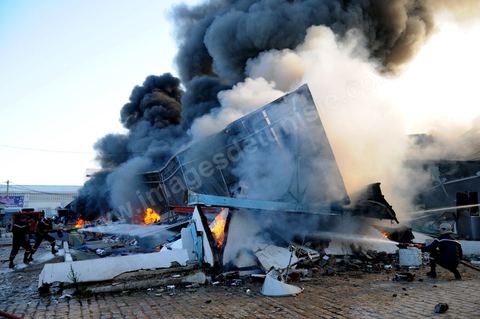 24 mai : un incendie s'est déclaré ce jeudi à 06H20 du matin au marché de Moncef Bey à Tunis, détruisant 352 points de vente sur une superficie de 1.500 mètres carrés dans le pavillon A, située dans la partie arrière du marché. Plusieurs unités sécuritaires ayant été dépêchées sur les lieux de l'incendie, en plus de 15 véhicules de la Protection civile, ce qui a permis de circonscrire l'incendie et d'éviter, ainsi, la propagation du feu.Il a ajouté que l'écroulement du toit des dépôts de marchandises a rendu difficile l'extinction de l'incendie, affirmant qu'aucune perte humaine n'est à déplorer. 