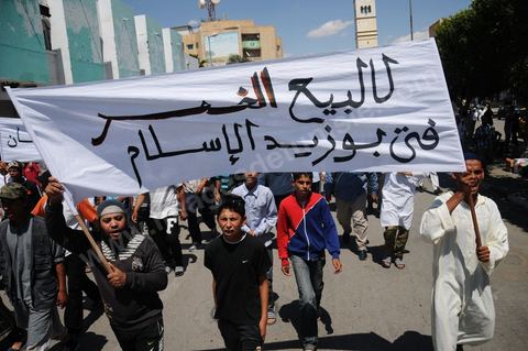 25 mai : à Sidi Bouzid . les ventes d'alcool au marché noir a augmneté à sidi bouzid, les voisins des dealers ont partis à la police qui ne réagit pas, alors ils ont parti demandé aux salaf d'intervenir. Des négociation avec les propriétaires des bars n'ont pas abouti. Les salafistes et les voisins ont demandé la fermeture et la délocalisation des 2 bars et des 2 depôts du centre ville de sidi bouzid vers la zone industrielle. après l'attaque sur la mosquée,  les salafistes ont organisé une marche (1000 personnes) lors d'un discours devant  mosquée alrahma, ils demandent : " l'interdiction totale de la vente de biere et vin à sidi bouzid. "