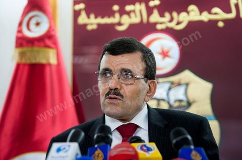 31 mai : conférence de presse de Ali Larayedh au Ministère de l'interieur. Le Ministre a rappelé que la réactivation de la loi n°4 de  1969, régissant le rassemblement en public  et les manifestations et qui autorise l’intervention policière jusqu’à l’usage de balles réelles contre les attaques portant atteinte à la sûreté de l’Etat et des citoyens, est  toujours en vigueur. M. Larayedh a rappelé par la même occasion que l’état d’urgence décrété en Tunisie est toujours de mise. Le ministre de l’intérieur a déclaré que les attaques violentes perpétrées par une catégorie des salafistes contre les libertés individuelles des citoyens et contre les forces de l’ordre sont considérées comme des crimes de droit commun, Ali Larayedh a critiqué au cours de cette conférence certains syndicalistes ayants des appartenances partisanes et les accuse de vouloir provoquer les troubles.