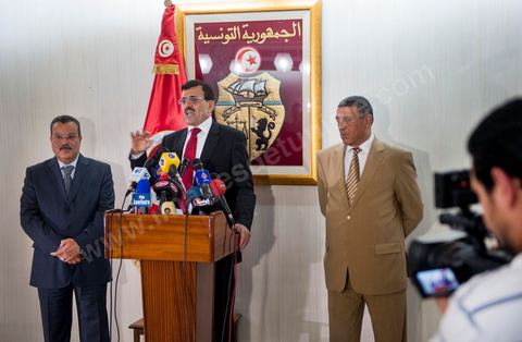 31 mai : conférence de presse de Ali Larayedh au Ministère de l'interieur. Le Ministre a rappelé que la réactivation de la loi n°4 de  1969, régissant le rassemblement en public  et les manifestations et qui autorise l’intervention policière jusqu’à l’usage de balles réelles contre les attaques portant atteinte à la sûreté de l’Etat et des citoyens, est  toujours en vigueur. M. Larayedh a rappelé par la même occasion que l’état d’urgence décrété en Tunisie est toujours de mise. Le ministre de l’intérieur a déclaré que les attaques violentes perpétrées par une catégorie des salafistes contre les libertés individuelles des citoyens et contre les forces de l’ordre sont considérées comme des crimes de droit commun, Ali Larayedh a critiqué au cours de cette conférence certains syndicalistes ayants des appartenances partisanes et les accuse de vouloir provoquer les troubles.