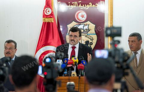 31 mai : conférence de presse de Ali Larayedh au Ministère de l'interieur. Le Ministre a rappelé que la réactivation de la loi n°4 de  1969, régissant le rassemblement en public  et les manifestations et qui autorise l’intervention policière jusqu’à l’usage de balles réelles contre les attaques portant atteinte à la sûreté de l’Etat et des citoyens, est  toujours en vigueur. M. Larayedh a rappelé par la même occasion que l’état d’urgence décrété en Tunisie est toujours de mise. Le ministre de l’intérieur a déclaré que les attaques violentes perpétrées par une catégorie des salafistes contre les libertés individuelles des citoyens et contre les forces de l’ordre sont considérées comme des crimes de droit commun, Ali Larayedh a critiqué au cours de cette conférence certains syndicalistes ayants des appartenances partisanes et les accuse de vouloir provoquer les troubles.