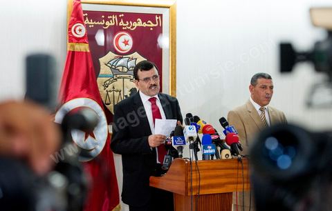 31 mai : conférence de presse de Ali Larayedh au Ministère de l'interieur. Le Ministre a rappelé que la réactivation de la loi n°4 de  1969, régissant le rassemblement en public  et les manifestations et qui autorise l’intervention policière jusqu’à l’usage de balles réelles contre les attaques portant atteinte à la sûreté de l’Etat et des citoyens, est  toujours en vigueur. M. Larayedh a rappelé par la même occasion que l’état d’urgence décrété en Tunisie est toujours de mise. Le ministre de l’intérieur a déclaré que les attaques violentes perpétrées par une catégorie des salafistes contre les libertés individuelles des citoyens et contre les forces de l’ordre sont considérées comme des crimes de droit commun, Ali Larayedh a critiqué au cours de cette conférence certains syndicalistes ayants des appartenances partisanes et les accuse de vouloir provoquer les troubles.