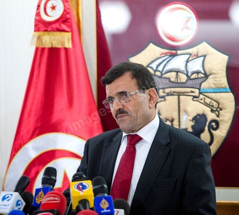 31 mai : conférence de presse de Ali Larayedh au Ministère de l'interieur. Le Ministre a rappelé que la réactivation de la loi n°4 de  1969, régissant le rassemblement en public  et les manifestations et qui autorise l’intervention policière jusqu’à l’usage de balles réelles contre les attaques portant atteinte à la sûreté de l’Etat et des citoyens, est  toujours en vigueur. M. Larayedh a rappelé par la même occasion que l’état d’urgence décrété en Tunisie est toujours de mise. Le ministre de l’intérieur a déclaré que les attaques violentes perpétrées par une catégorie des salafistes contre les libertés individuelles des citoyens et contre les forces de l’ordre sont considérées comme des crimes de droit commun, Ali Larayedh a critiqué au cours de cette conférence certains syndicalistes ayants des appartenances partisanes et les accuse de vouloir provoquer les troubles.
