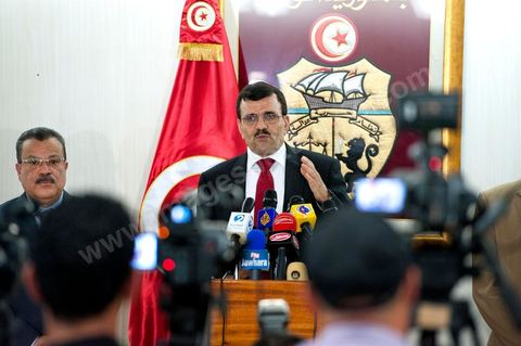 31 mai : conférence de presse de Ali Larayedh au Ministère de l'interieur. Le Ministre a rappelé que la réactivation de la loi n°4 de  1969, régissant le rassemblement en public  et les manifestations et qui autorise l’intervention policière jusqu’à l’usage de balles réelles contre les attaques portant atteinte à la sûreté de l’Etat et des citoyens, est  toujours en vigueur. M. Larayedh a rappelé par la même occasion que l’état d’urgence décrété en Tunisie est toujours de mise. Le ministre de l’intérieur a déclaré que les attaques violentes perpétrées par une catégorie des salafistes contre les libertés individuelles des citoyens et contre les forces de l’ordre sont considérées comme des crimes de droit commun, Ali Larayedh a critiqué au cours de cette conférence certains syndicalistes ayants des appartenances partisanes et les accuse de vouloir provoquer les troubles.